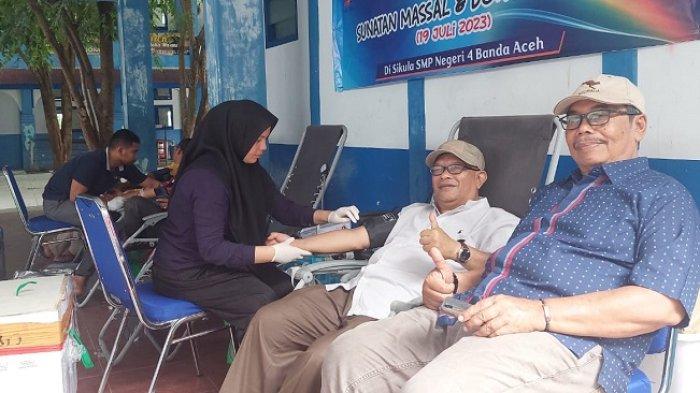 Ketua Ika SMPN 4 Banda Aceh, Iwan Patria didampingi pengurus Bustamam Ali, melakukan donor darah di sekolah itu kawasan Peunayong, Banda Aceh, Minggu (19/7/2023). Sehari sebelumnya digelar khitanan massal dan pada Minggu, 16 Juli 2023, juga digelar gotong royong di sekolah ini. Sedangkan acara puncak, reuni alumni sekolah itu di Gedung AAC Dayan Dawood, USK Banda Aceh, Sabtu (22/7/2023), yang akan diikuti ratusan alumni, mulai angkatan pertama tahun 1967 hingga 2022.