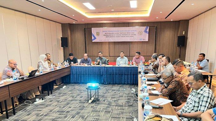 Badan Legislasi (Banleg) DPRK Banda Aceh, Kamis (24/7/2025) telah selesai membahas Rancangan Qanun (Raqan) Rencana Pembangunan Jangka Menengah (RPJM) Kota Banda Aceh Tahun 2025-2029 dan telah mendapatkan kesepakatan bersama antara eksekutif dan legislatif.
