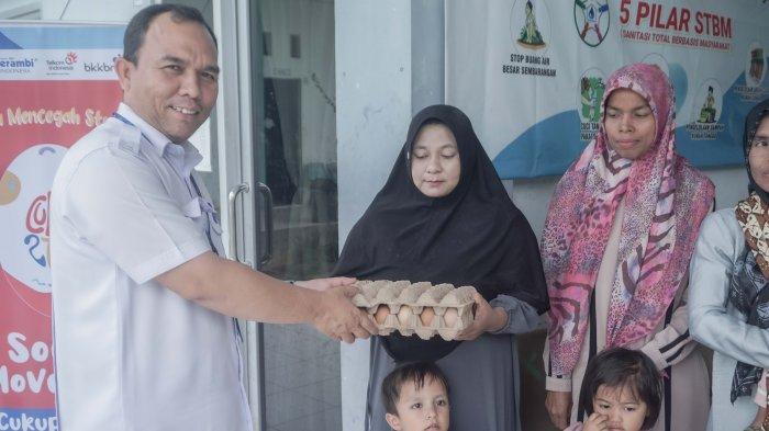 Kepala Puskesmas Blang Bintang T.M Jakfar SKM menyerahkan donasi telur dari PT Telkom Indonesia