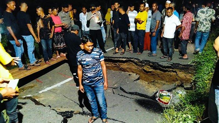 Jalan KKA yang menghubungkan Kabupaten Aceh Utara dan Bener Meriah putus total di kawasan Desa Paya Dua, Kecamatan Banda Baro, Aceh Utara, Jumat (4/9/2024) malam.