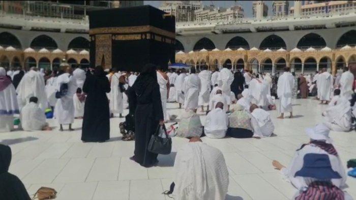 Jamaah haji Aceh berdoa di depan ka'bah usai melaksanakan tawaf, Jumat (2/6/2023)