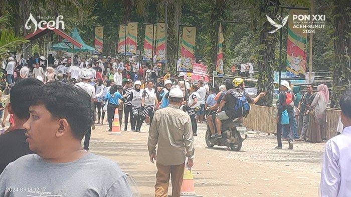 Keramaian di venue Arung Jeram PON XXI Aceh-Sumut 2024 di objek wsata Sungai Mamas Jambur Mamang Desa Tanjung, Kecamatan Darul Hasanah, Kabupaten Aceh Tenggara.