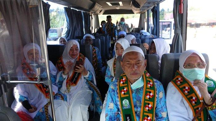 Jemaah haji Kabupaten Simeulue, tiba dengan selamat setelah menunaikan ibadah haji. Foto direkam Sabtu (5/6/2025).