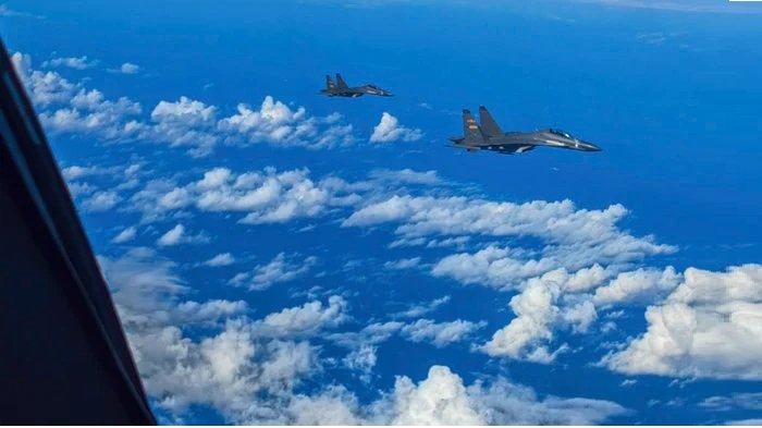 Jet tempur China terbang di atas Selat Taiwan, bagian dari latihan perang.
