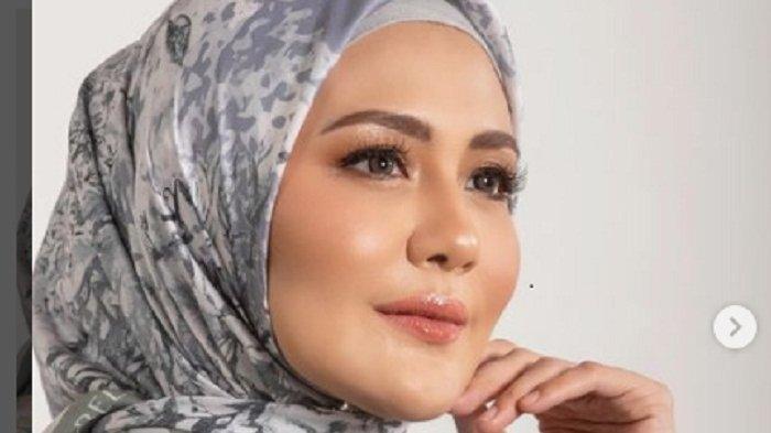 Model, aktris, sekaligus istri dari mendiang Herman Sikumbang, Juliana Moechtar tampaknya akan segera mengakhiri kesendiriannya