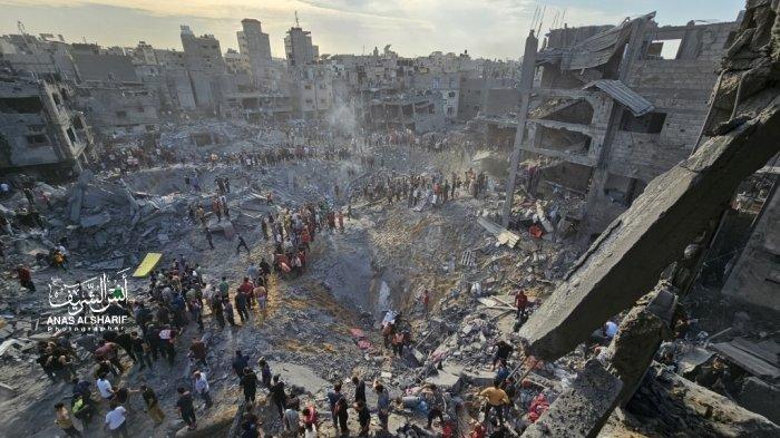 KAMP PENGUNGSI DIBOM- Kamp pengungsi di Jabalia dibom dengan 6 bom buatan Amerika oleh pesawat tempur Israel, masing-masing berbobot satu ton bahan peledak, dan korban dilaporkan lebih dari 400 orang.