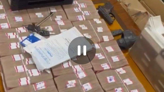 KPK menyita uang tunai Rp 2,8 miliar dan dua senjata api rumah Kepala Dinas PUPR Provinsi Sumatera Utara (Sumut) non-aktif, Topan Obaja Putra Ginting (TOP) di Medan, Sumut, pada Rabu (2/7/2025).