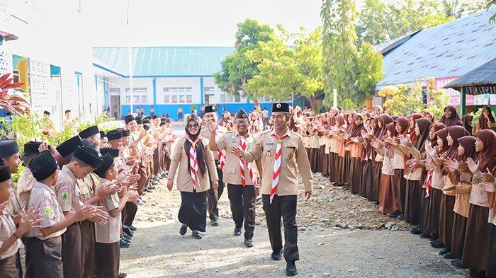 SAPA MURID - Ketua Kwarcab Pramuka Pidie, juga Pj Bupati Pidie, Drs Samsul Azhar didampingi Kepala SD Negeri 1 Sigli, Nana Rosita, MSi menyapa murid di sekolah setempat usai mengikuti upacara bendera, Senin (17/2/2025).
