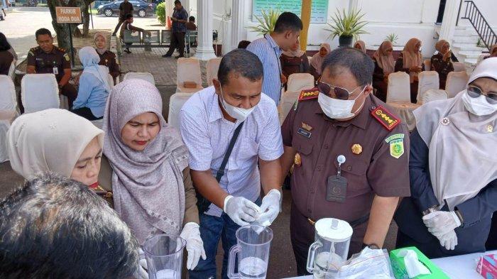 Kajari Banda Aceh, Suhendri melakukan proses pemusnahan barang bukti berupa sabut dengan cara diblender di halaman Kejari Banda Aceh, Selasa (20/5/2025).