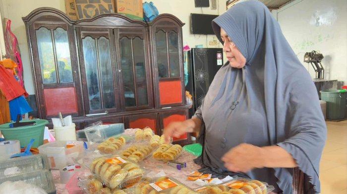 Kak Rosni atau biasa disapa K'Ni pemilik usaha UMKM kue Arafik.