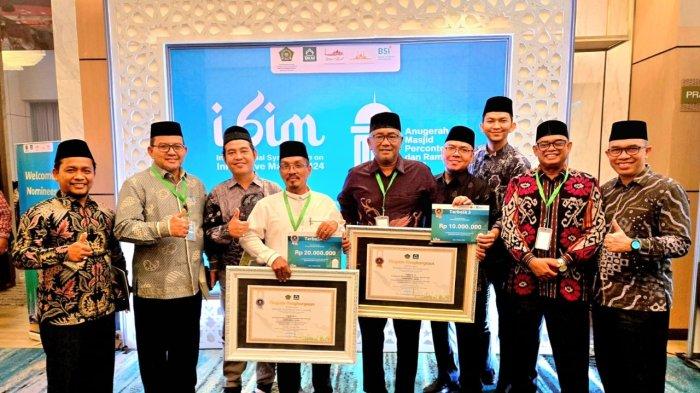 Kakanwil Kemenag Aceh Azhari dan jajaran, bersama BKM Masjid Haji Keuchik Leumiek dan Masjid Oman, seusai penganugerahan AMPeRa 2024, Selasa malam (1/10/2024) malam.