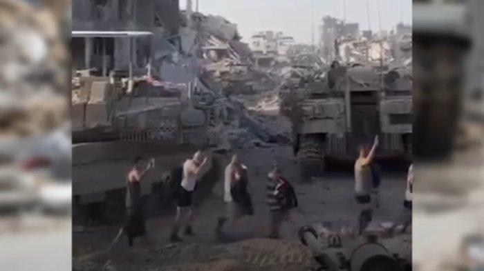 Kementerian Kesehatan Gaza mengatakan pasukan Israel membakar bangunan dan menghancurkan semua generator listrik di Rumah Sakit Kamal Adwan. Tampak staf medis runah sakit dipaksa keluar oleh tentara zionis.