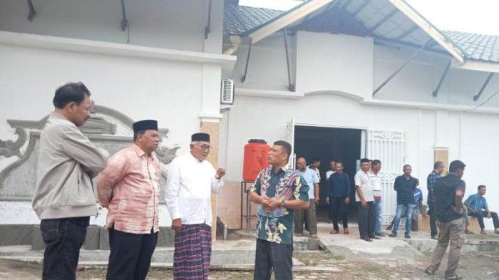 Dari kiri ke kanan - Anggota DPRK Aceh Besar, Usman AR, Camat Baitussalam, Syarifuddin, Tokoh Kajhu, Abdul Wahab Ahmad, dan Keuchik Kajhu berbincang di depan Kantor Desa Kajhu, Kecamatan Baitussalam, Aceh Besar, seusai dipeusijuek, Kamis (30/11/2023)