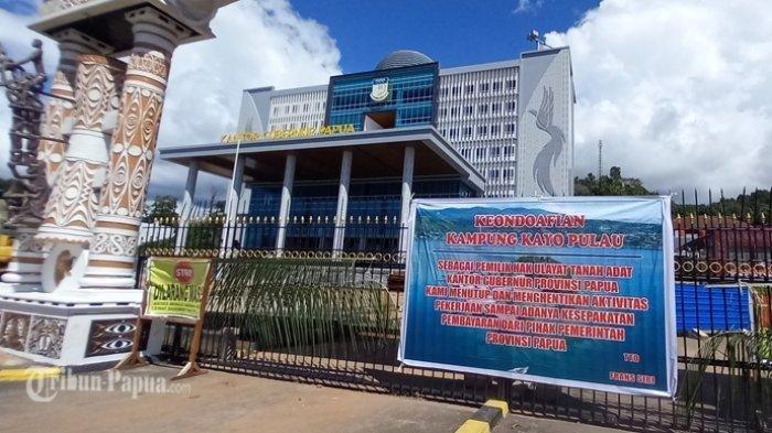 Kantor Gubernur Papua di Jalan Soa Siu, Dok 2, Kota Jayapura, dipalang, Senin (18/9/2023). Aksi pemalangan ini dilakukan oleh keondoafian Kampung Kayo Pulau yang merupakan pemilik tanah adat.