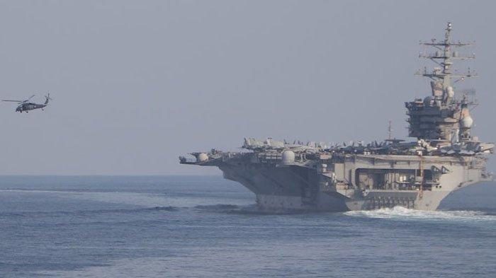 Komando Pusat AS (CENTCOM) mengkonfirmasi pada hari Senin bahwa kelompok penyerang AS yang dipimpin oleh kapal induk USS Dwight D. Eisenhower melewati Selat Hormuz menuju perairan Teluk.