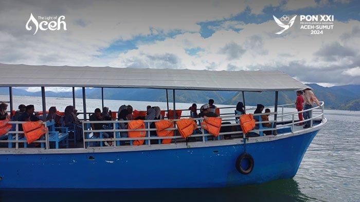 Wisaatawan bersiap-siap mengitari Danau Laut Tawar menggunakan Kapal Wisata Mendale.