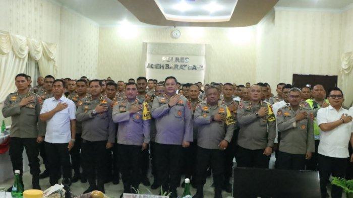 Kapolda Aceh, Irjen Achmad Kartiko foto bersama saat kunjungan kerja dan memberikan arahan kepada personel Polres Aceh Barat Daya (Abdya) di Mapolres setempat, Selasa (21/11/ 2023)