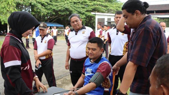 Kapolres Aceh Timur tes kesamaptaan para personel Polres di Idi Sport Center (ISC), pada Jumat, (25/4/2025). 