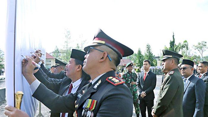 TANDATANGANI DEKLARASI - Kapolres Bener Meriah, AKBP Nanang Indra Bakti, bersama unsur terkait
menandatangani deklarasi antinarkoba, tertib berlalu lintas, dan antiperjudian, di halaman Mapolres, Senin (1/7/2024).