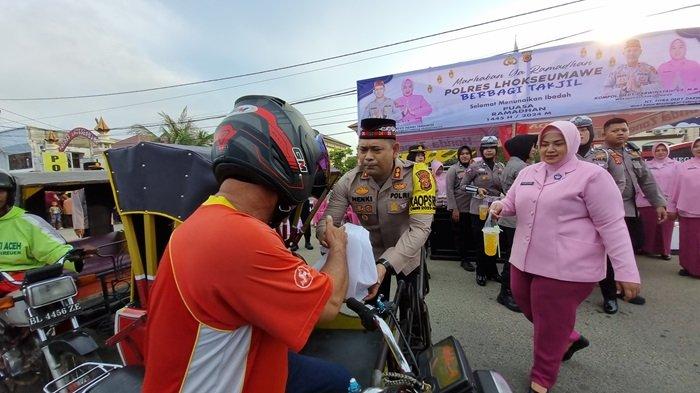 Kapolres Sampang bersama anggota membagikan takjil kepada masyarakat