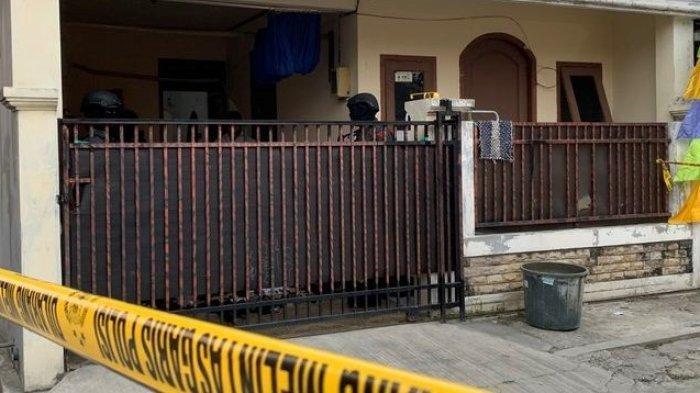 Rumah seorang karyawan BUMN di PT KAI berinisial DE yang diduga teroris di Perumahan Pesona Anggrek Harapan, Bekasi Utara, Kota Bekasi.