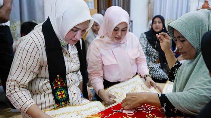 Ketua Dekranasda Aceh, Marlina Usman (Kak Na) bersama Ny Rohana (Istri Bupati Pidie Sarjani) melihat kasab hasil pengrajin di Pidie, Rabu (23/4/2025).
