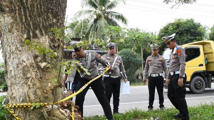 MOBIL KECELAKAAN - Satu unit mobil (Mopen) Isuzu D-MAX Double C milik anggota polisi Gayo Lues menabrak pohon di Aceh Timur, Kasat Intelkam meninggal dunia dalam kecelakaan itu, di Jalan Nasional Medan – Banda Aceh, tepatnya di Gampong Keude, Kecamatan Darul Aman, Kabupaten Aceh Timur, Minggu (16/2/2025).