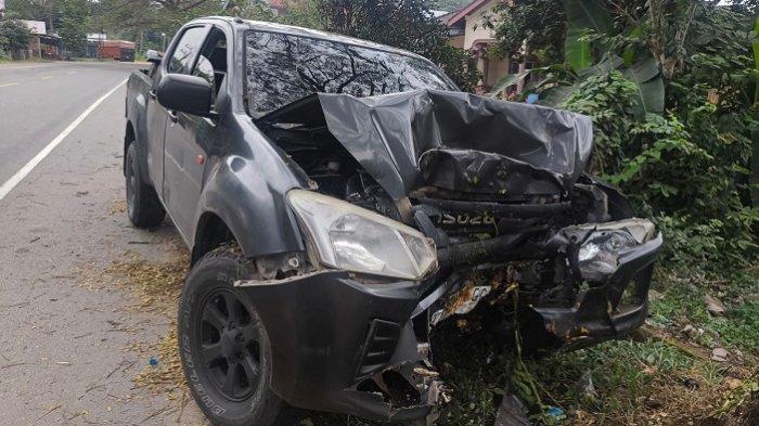 KECELAKAAN MOBIL - Satu unit mobil (Mopen) Isuzu D-MAX Double C milik anggota polisi Gayo Lues menabrak pohon di Aceh Timur, Kasat Intelkam meninggal dunia dalam kecelakaan itu, di Jalan Nasional Medan – Banda Aceh, tepatnya di Gampong Keude, Kecamatan Darul Aman, Kabupaten Aceh Timur, Minggu (16/2/2025).