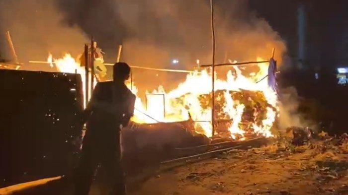 Kebakaran di Sektor 70A di Gurgaon atau distrik Gurugram, negara bagian Haryana, India, setelah bentrok massa Hindu yang membakar bangunan termasuk masjid Anjaman Jama pada Selasa (1/8/2023). Seorang imam masjid tewas dalam bentrokan itu. Bentrokan ini terjadi setelah massa Hindu bentrok dengan Muslim di distrik Nuh, yang merupakan tetangga distrik Gurugram pada Senin (31/7/2023).