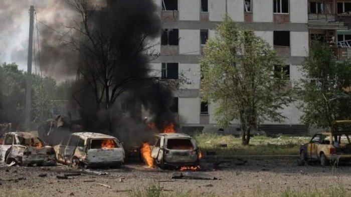 Gedung dan kendaraan yang terbakar setelah serangan rudal Rusia di Kota Pervomaiskyi, Kharkiv, Ukraina, pada Selasa (4/7/2023). Sejumlah 43 orang terluka, termasuk 12 anak.