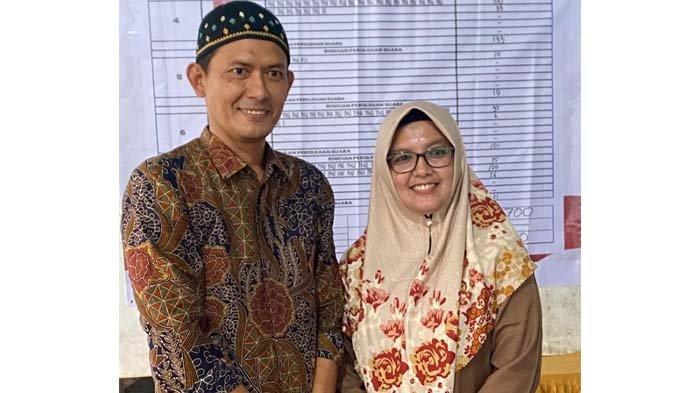 Calon terpilih menjadi Kepala Desa Geulanggang Baro, Kota Juang, Bireuen, Zulkarnaini SE didampingi istrinya Desi Safnita