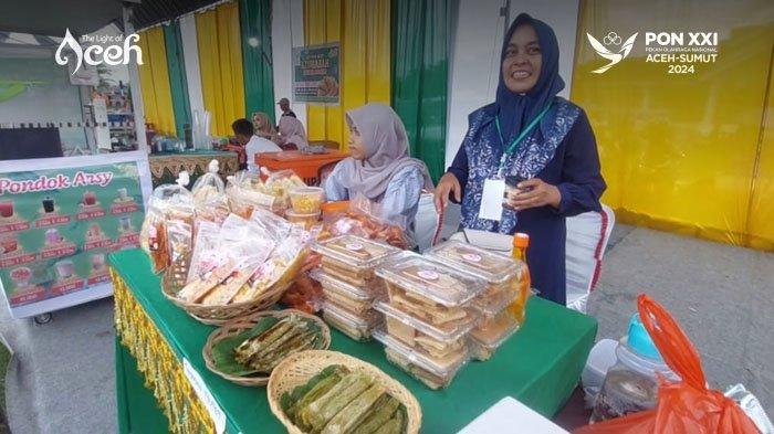 Maulidasari pemilik UMKM Dapur Ummu Aisha di Desa Ceubrek, Peusangan Selatan, Bireuen memperlihatkan produknya pada Festival Kopi dan Kuliner.