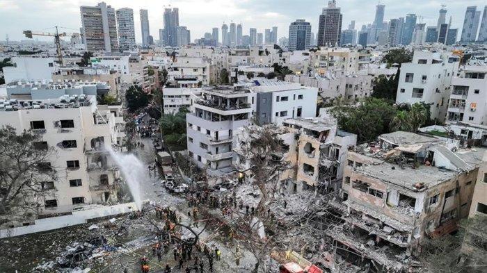 DAMPAK RUDAL IRAN - Tangkap layar dari YNet, Selasa (17/6/2025) menunjukkan pemandangan kerusakan di pemukiman di Tel Aviv, Israel akibat rudal Iran. Iran dilaporkan akan meluncurkan serangan besar ke Israel dalam beberapa jam mendatang. Korps Garda Revolusi Islam (IRGC) Iran mengklaim telah melancarkan serangan udara langsung ke pusat intelijen utama Israel di Tel Aviv Selasa.