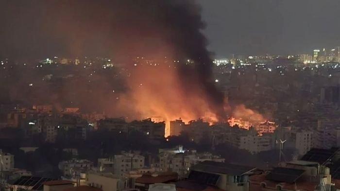 TEMBUS PERTAHANAN - Kilatan ledakan di wilayah Israel akibat rudal yang diluncurkan Iran, Sabtu (14/6/2025) malam. Iran dilaporkan mengirimkan ratusan rudal dan drone dalam sejumlah tahap serangan yang menembus sistem pertahanan Israel. Konflik bersenjata antara Iran dan Israel terus meningkat, menelan ratusan korban jiwa dalam waktu singkat.