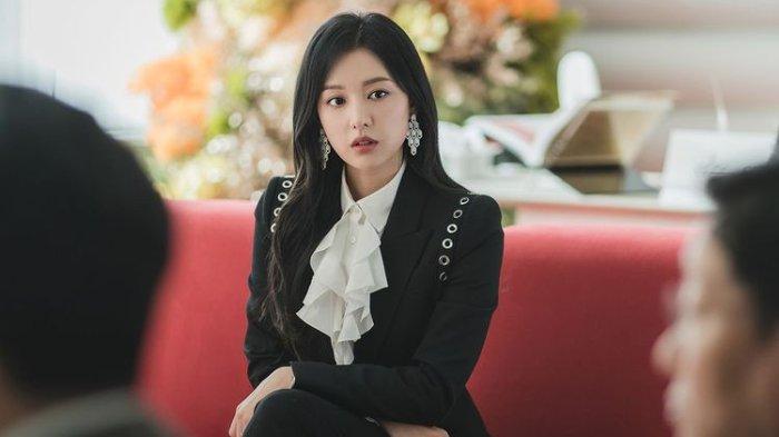 Kim Ji Won berperan sebagai Hong Hae In di drama Queen of Tears .