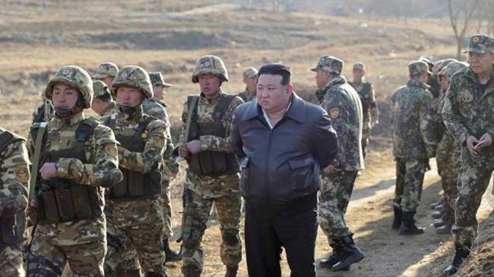 Pemimpin Korea Utara Kim Jong-un mengawasi latihan perang militer Korea Utara, Rabu (6/3/2024).