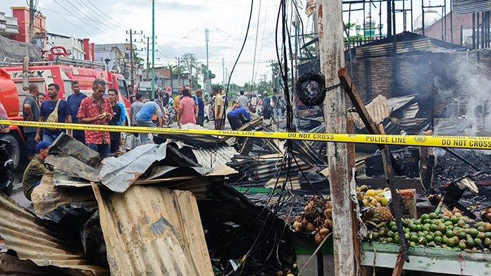 Kondisi enam kios terbakar di dekat terminal Idi Rayeuk, Aceh Timur, Minggu (20/4/2025).