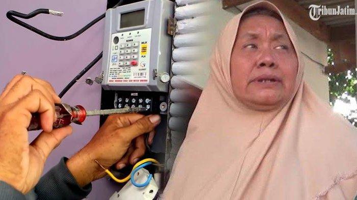 PUTUS METERAN - Kisah sedih harus dirasakan oleh seorang janda penjual gorengan di Jombang, Jawa Timur. Dia adalah Masruroh. PLN memutuskan aliran listrik ke rumahnya dan menagih Rp 12,7 juta.