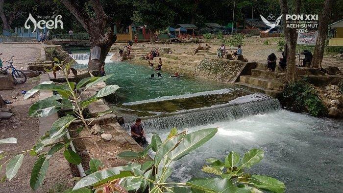 Pengunjung sedang asik mandi di Kolam Mata Ie, Aceh Besar