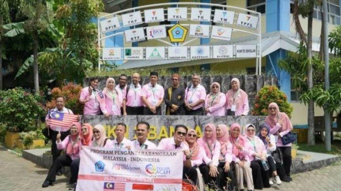 Pengarah Kolej Vokasional Setapak Kuala Lumpur, Tuan Haji Azlan bin Saat bersama tim didampingi kepala sekolah, Baihaqi foto di depan SMKN 2 Banda Aceh, Jumat (3/5/2024)