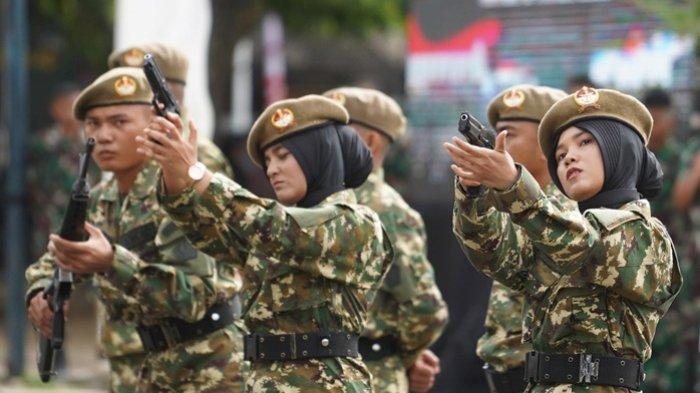 SISWI SPPI ACEH - Siswi Sarjana Penggerak Pembangunan Indonesia (SPPI) Batch-3 Provinsi Aceh unjuk kebolehan dalam upacara penutupan kegiatan pendidikan dasar militer dan pelatihan manajerial di Lapangan Blang Padang, Banda Aceh, Sabtu (12/7/2025).