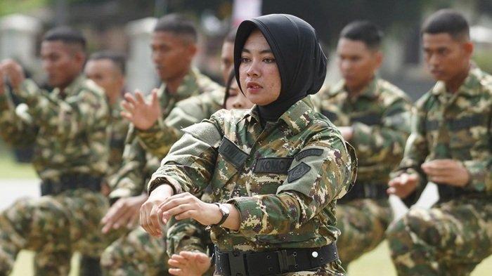 KOMCAD SPPI ACEH - Personel Komcad SPPI Aceh Putri unjuk kebolehan bela diri dalam upacara pelantikan di Lapangan Blang Padang, Banda Aceh, Sabtu (12/7/2025).