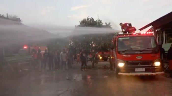 Petugas Damkar Bireuen bersama warga memadamkan api yang membakar di Kompleks Balai Pengajian Yayasan  Ruhul A’la Ar Rasyidiyyah, di Km 5 Bireuen- Takengon, Lampoh Arab, kawasan Desa Juli Meunasah Teungoh, Kecamatan Juli, Kabupaten Bireuen, Rabu (2/8/2023)