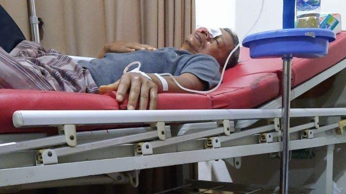 Kondisi Zaharman (58), guru SMA di Rejang Lebong korban penganiayaan wali murid usai menjalani operasi. Mata kanannya terpaksa diangkat karena mengalami luka berat akibat diketapel wali murid. (HO TribunBengkulu.com)