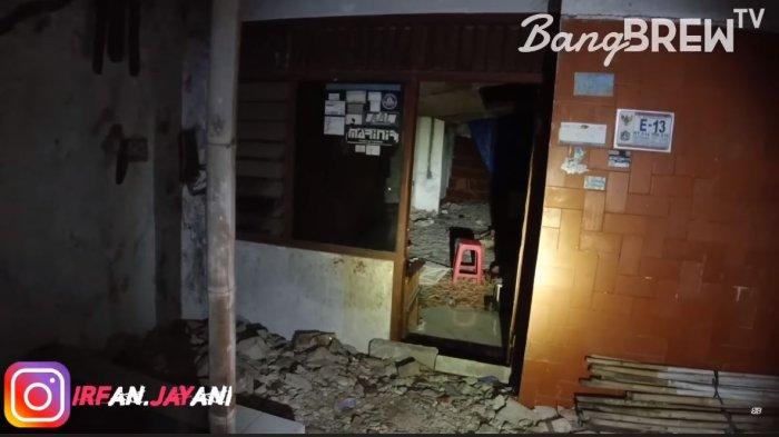Kondisi depan rumah seorang mantan model bernama Diah Putri yang hidup sebatang kara di rumah tanpa air dan listrik di Jakarta Utara