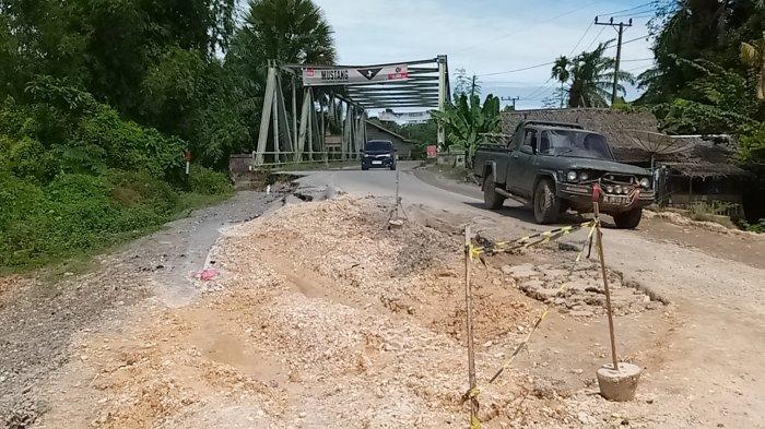 Kondisi jalan di Gampong Teumpeun, Kecamatan Pereulak Barat, Aceh Timur, Sabtu (30/12/2023).