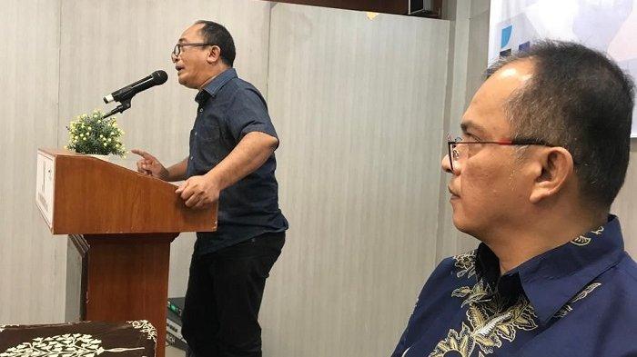 Koordinator Tim Penguji UKW Angkatan ke-16 PWI Aceh, Muhammad Syahrir didampingi Kabid Pengelolaan Informasi Publik Diskominfosa, Alfajrian AB menyampaikan hasil UKW ke-16 pada acara penutupan di Grand Nanggroe Hotel, Banda Aceh, 27 Juli 2023