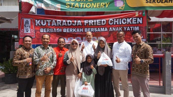 Kutaradja Fried Chicken melakukan kegiatan berbagi berkah dengan anak yatim dalam rangka kembali ke sekolah, Jumat (12/7/2024).