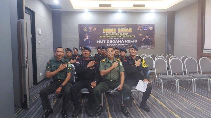 DONOR DARAH - Gegana Satbrimob Polda Aceh melakukan donor darah yang diselenggarakan pada hari Rabu,(29/11/2023) di ruang Pijala, Kyriad Muraya Hotel Aceh.