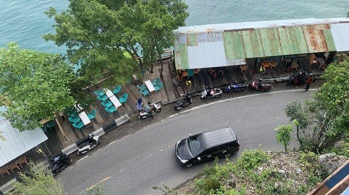 LINSATAN GUNUNG GEURUTEE – Satu unit mobil saat melintas di kawasan gunung Geurutee, di mana jalannya berbatasan langsung dengan tebing yang curam. Foto direkam beberapa waktu lalu.